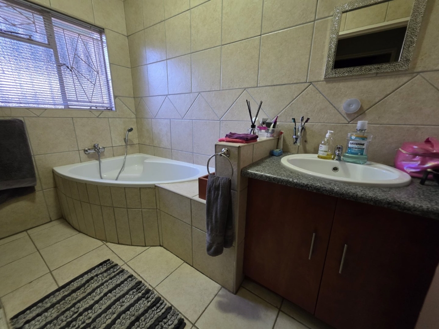 5 Bedroom Property for Sale in Meiringspark North West